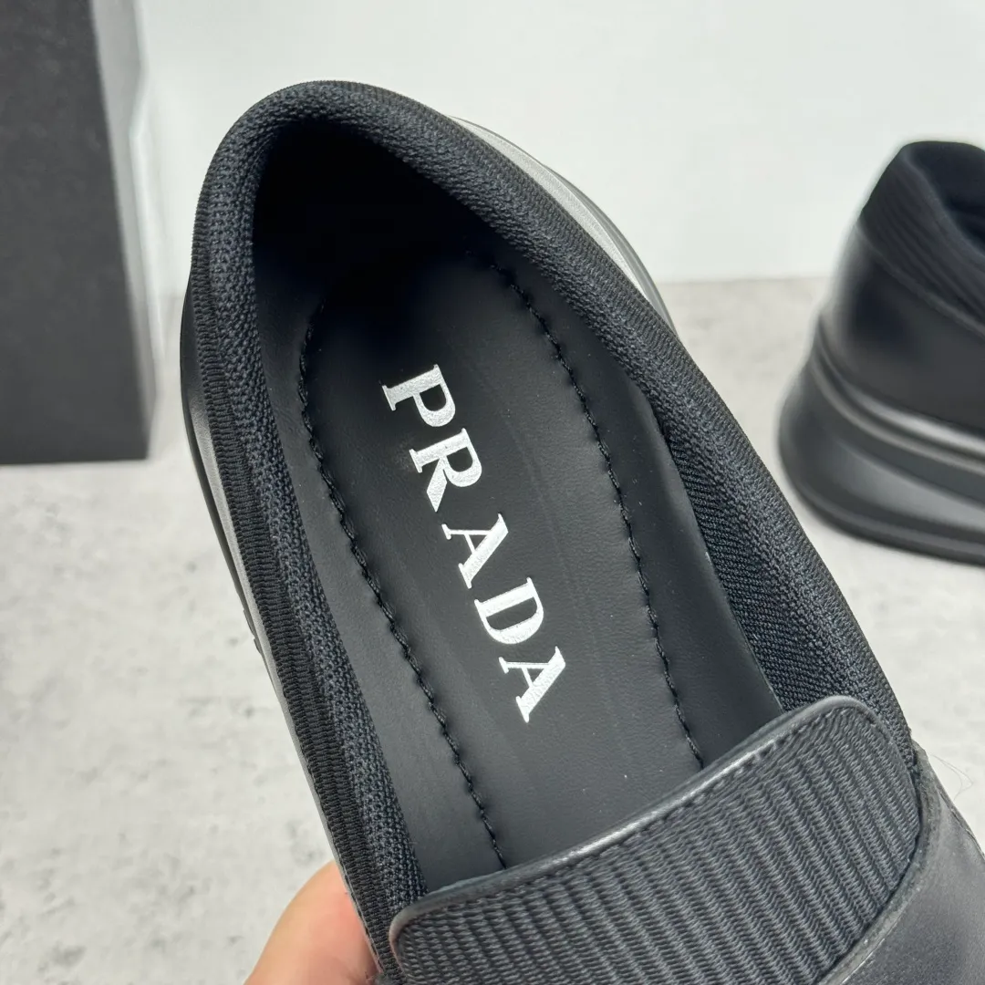 Batch 700 Prada/Prada men's matte leather thick-soled lightweight loafers! Casual fit, lightweight rubber sole slip-on driving shoes, matte calfskin wrapped around the entire upper, front body in pebbled calfskin/soft cloth, two styles available! Decorated with genuine leather buckle, front decorative details of PRADA silver letters, genuine leather feet, classic silver letter logo badge details, technical mesh lining, push-on opening and closing method, convenient and comfortable, cool and breathable! Paired with a lightweight, sporty functional thick sole, it is extremely comfortable on the feet and will not be tiring after long-term wear. It is available in multiple colors to meet different matching needs and comes with a complete package! Size: 39-40-41-42-43-44 Leather shoe size Item number: 2EE915 leather cloth black